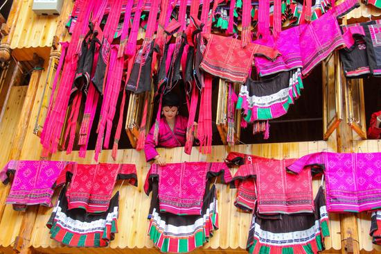 Annual 'drying clothes' festival celebrated in Guangxi