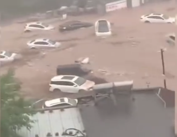 Cars are washed away by flash floods in Mentougou district, Beijing, July, 31. (Photo: screenshot from Weibo)