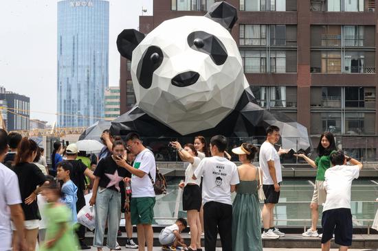 Tourists flock to Chengdu for leisure lifestyle