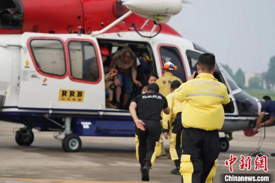 The Ram Rescue Team transfers trapped residents in the Shuishang Renjia community in Zhuozhou, Hebei Province, Aug. 2, 2023. (Photo/China News Service)