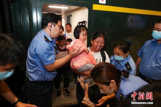 Stranded travelers touched by selfless villagers amid Beijing's heavy rain
