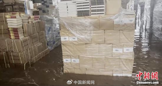 Books in a warehouse are soaked in floodwater, Zhuozhou, Hebei Province. (Photo provided to China News Service)
