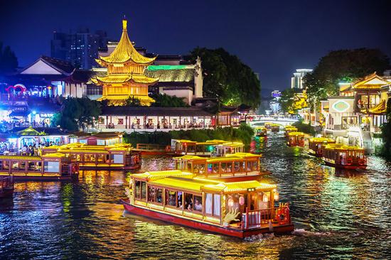Night view of Qinhuai River reflects prosperity of ancient capital