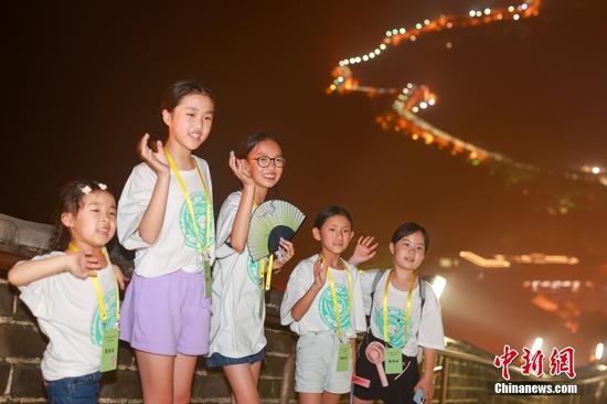 Overseas teenagers visit the Great Wall in Beijing, Aug. 9, 2023. (Photo: China News Network/Jia Tianyong)