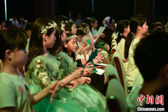 The awards ceremony for the first Chinese Cultural Practice Competition for Overseas Teenagers of Chinese Descent is held at the China National Archives of Publications and Culture in Beijing on Aug.9. (Photo:China News Service/Li Jun)
