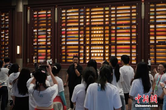Overseas teenagers delve into history at China National Archives of Publications and Culture