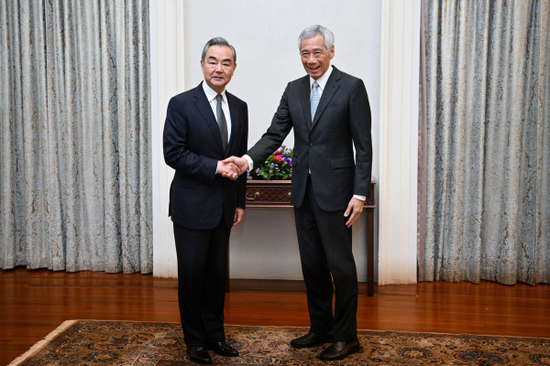 Singapore's Prime Minister Lee Hsien Loong meets visiting Foreign Minister Wang Yi in Singapore on Aug 11, 2023. (Photo/mfa.gov.cn)