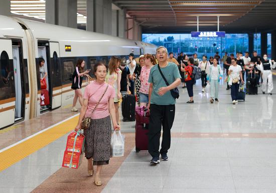 China's summer railway travel reaches new high