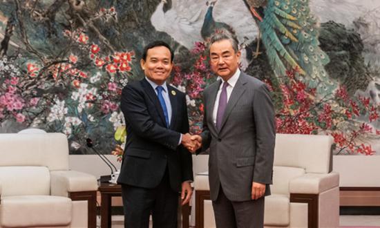 China's top diplomat Wang Yi (right) meets with Vietnam's Deputy Prime Minister Tran Luu Quang on Wednesday. (Photo/fmprc.gov.cn)