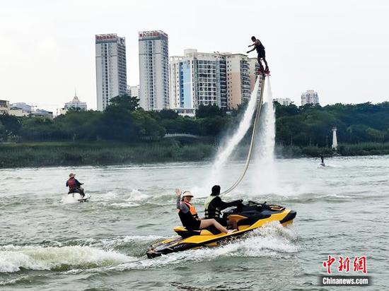 People experience the water Sports  in Nanning, Guangxi Zhuang Autonomous Region. (File Photo/China News Service)