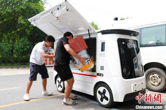 An unmanned logistics delivery vehicle hits the road in Hangzhou, Zhejiang Province. (Photo/China News Service)