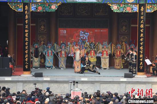 A piece of Qinqiang opera attracts a lot of audience in Xi'an, Shaanxi Provicne, February 2022. (Photo/China News Service)