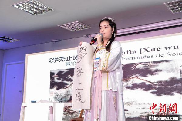 A competition participant displayed the calligraphy work - Xue Wu Zhi Jing (Photo provided by São Paulo State University)