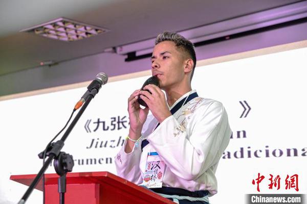 A participant showing his skill in a Chinese instrument. (Photo provided by São Paulo State University)