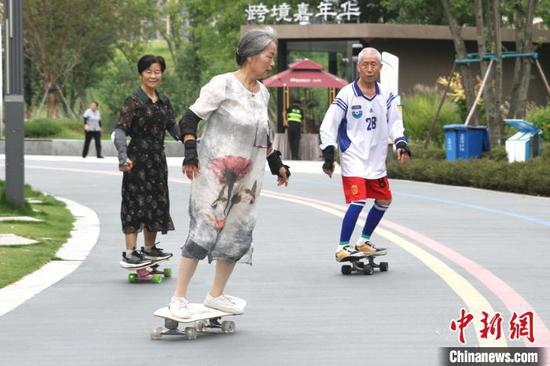 70-year-old Wang Jinrong (L), 66-year-old Liu Cuilian (C), and 85-year-old Li Mingqin ride surfskate together in Chengdu, Sichuan Province, Aug.24, 2023. (Photo: China News Service/Wang Liwen)
