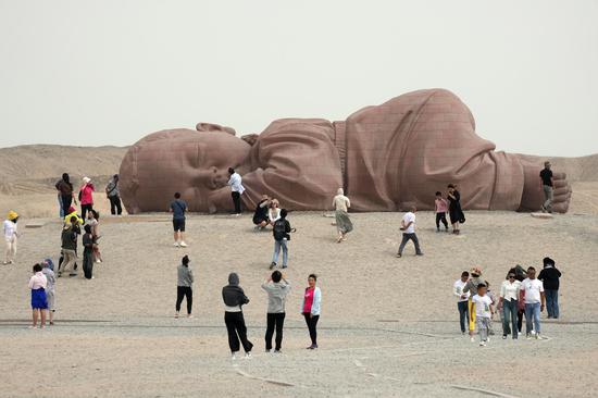 Giant sculptures in NW China's Gansu desert attract tourists