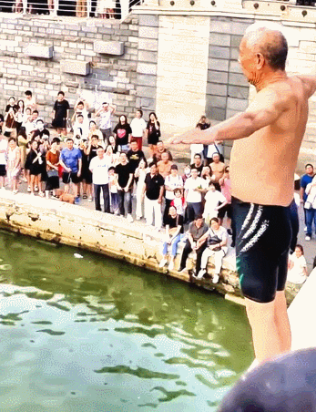Senior Tianjin divers dissuade crowding onlookers amid viral popularity