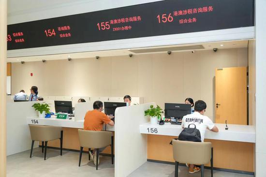 A self-service center for the Macao government began operating in the Guangdong-Macao In-Depth Cooperation Zone on Hengqin Island in Zhuhai, Guangdong province, on Monday. (Photo provided to chinadaily.com.cn)
