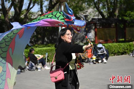 Foreign judges of Inaugural Orchid Awards visit Beijing (Photo by Tian Yuhao/ China News Service)