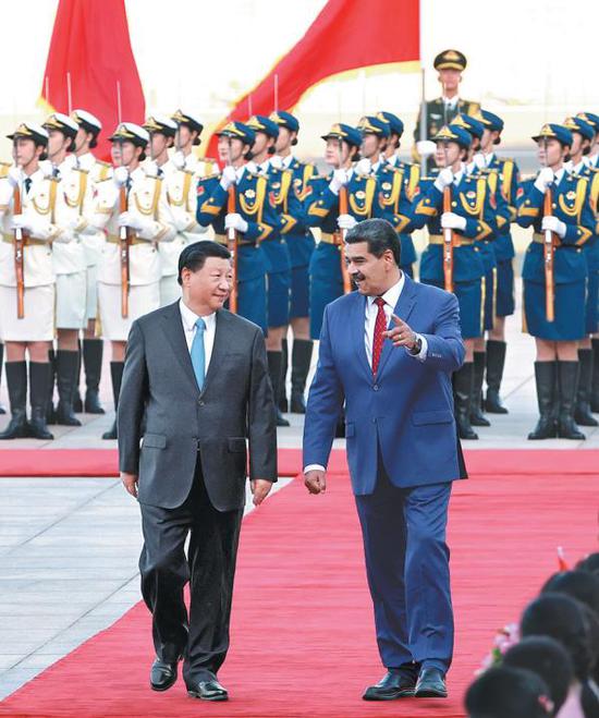 President Xi Jinping greets Venezuelan President Nicolas Maduro Moros, who is on a state visit to China, in Beijing on Wednesday before their talks in the Great Hall of the People. (FENG YONGBIN/CHINA DAILY)