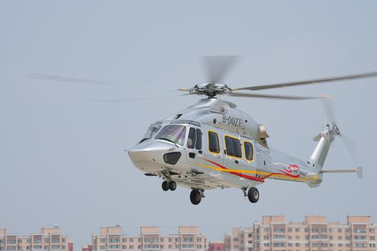 An AC352 helicopter conducts flight performance on July 26, 2022 at an airport run by Harbin Aircraft Industry in Heilongjiang province. (Photo provided to China Daily)