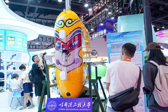 High-tech products displayed at 20th China-ASEAN Expo