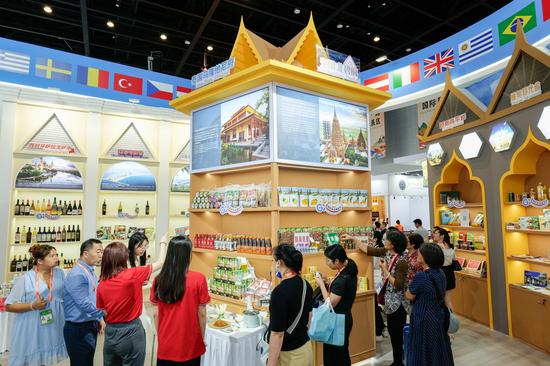Visitors select commodities at  the Guangxi International Sister Cities at CAEXPO.  (Photo by Liao ZhangLi)