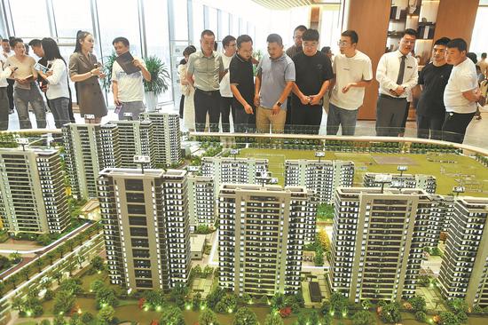 Potential homebuyers look at a residential property model in Fuyang, Anhui province. (WANG BIAO/FOR CHINA DAILY)