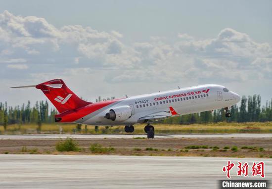 An ARJ21 aircraft completes a series of demonstration flights in Xinjiang Uyghur Autonomous Region. (Photo / China News Service)