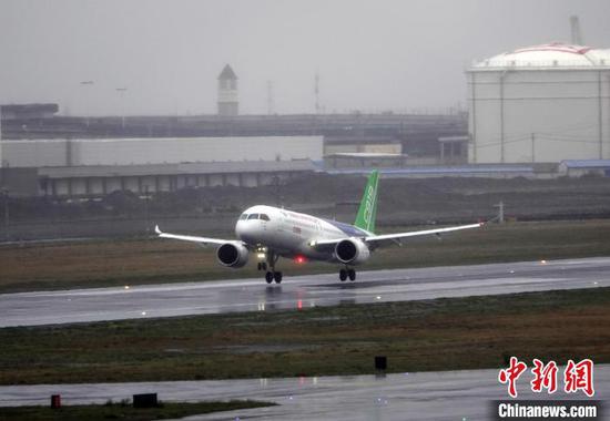 A C919 aircraft completes a series of demonstration flights in Xinjiang Uyghur Autonomous Region. (Photo / China News Service)