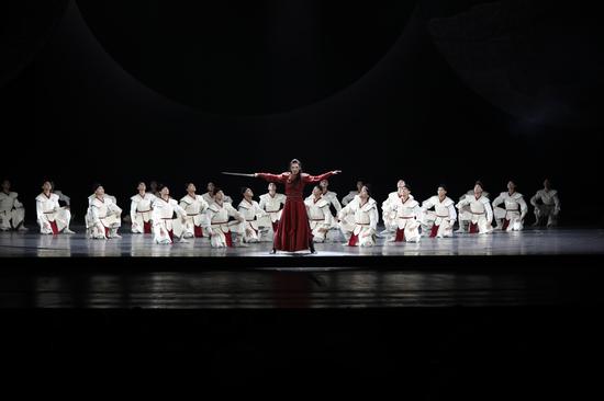 A scene from Chinese dance drama Mulan, which was performed at the John F. Kennedy Center for the Performing Arts in Washington on Friday. Three more performances were scheduled for Saturday and Sunday. (Photo: Zhao Huanxin / China Daily)