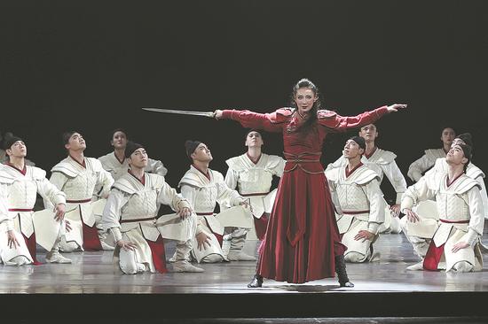 Dancer Hao Ruoqi wields her sword in dance drama Mulan at the John F. Kennedy Center for the Performing Arts in Washington on Friday, Saturday and Sunday. (ZHAO HUANXIN/CHINA DAILY)