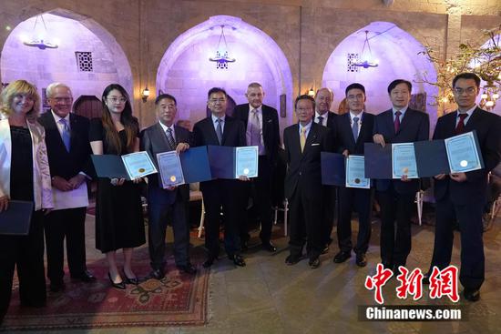 Staff members of China's Chang'e-5 receive the Laurels for Team Achievement awarded by the International Academy of Astronautics, in Baku, Azerbaijan on Oct. 1, 2023. (Photo/China News Service0
