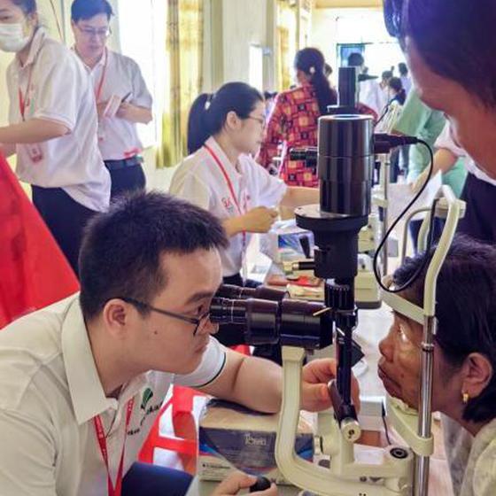 A Chinese medical team member examines patients coming for medical consultation. (Photo provided to China News Service)