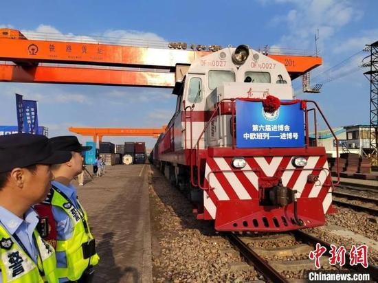 First "Jinbo" China-Europe freight train, loaded with exhibits for the 6th China International Import Expo, arrives at the Minhang Station in Shanghai, Oct. 11, 2023. (Photo: Chinanews.com/Jiang Yu)