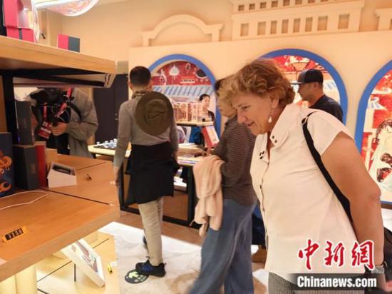 Alicia Relinque buys souvenirs at Dunhuang. Photo by Cui Bailu