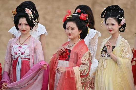 Dunhuang elements shine at fashion week