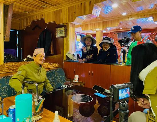 Ratna Kumar takes an interview in Lhasa, Xizang Autonomous Region, Oct 17, 2023. (Photo: China News Network/Zhao Li)