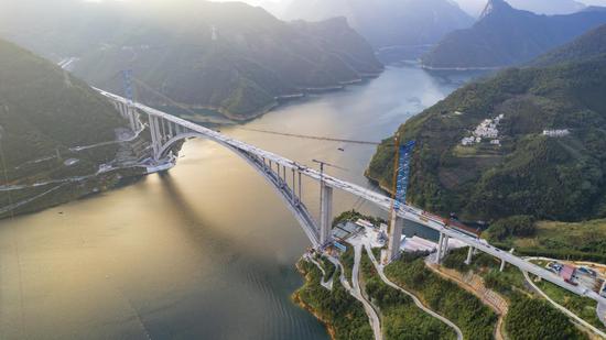 World's largest span arch bridge built in Guangxi