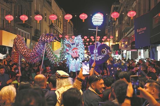 A dragon dance and lion dance performance gets underway on Saturday night at San Francisco's China Town, as part of the city's efforts to attract tourists and participants to the upcoming Asia-Pacific Economic Cooperation meeting. (FENG YONGBIN/CHINA DAILY)