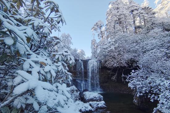 Snow-capped Wawu Mountain turns into frozen wonderland
