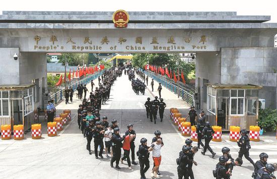 More than 1,200 fraud suspects are handed over to Chinese law enforcement officials on Sept 6 in Pu'er, Yunnan province. (Photo/CHINA DAILY)