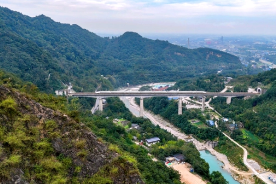 New railway link in northwestern Sichuan boosts regional connectivity