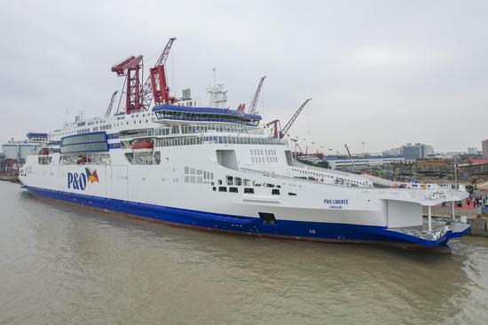 Large-capacity battery hybrid ro-ro passenger ship delivered in S China