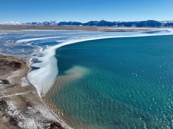 Half frozen Donggi Cuona Lake in Qinghai