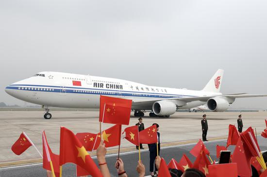 Xi receives warm welcome in Vietnam