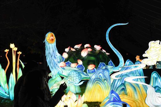 Iconic Yuyuan lanterns light up Paris in debut show