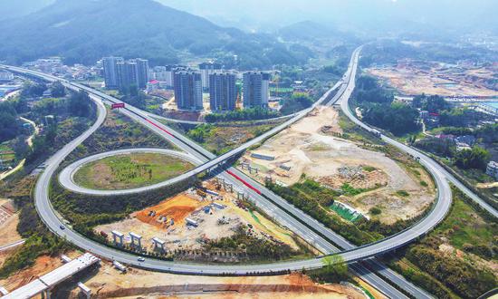 A highway to Wuhan, Central China's Hubei Province is under construction in Anqing, East China's Anhui Province on March 28, 2022. With major infrastructure projects kicking off across multiple provinces in China, fixed-asset investment is on a fast track, and it's expected to drive economic growth. (Photo/China News Service)