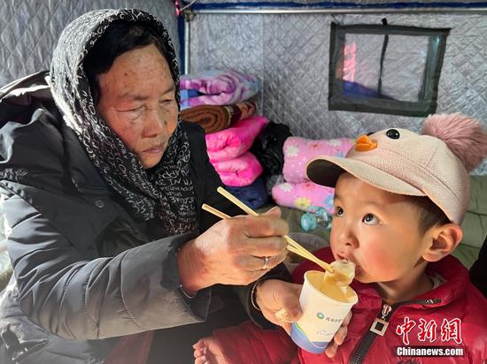 People affected by earthquake in Qinghai receive Winter Solstice dumplings