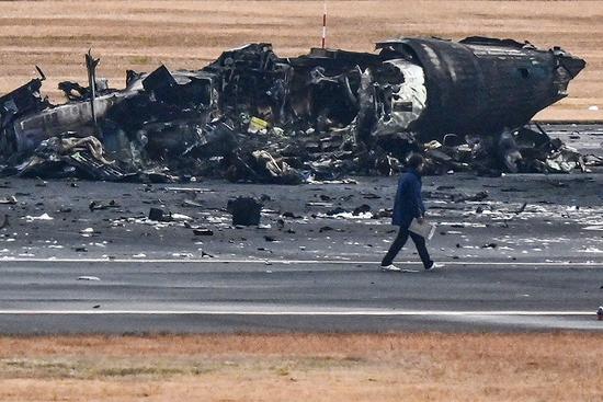 Japan plane crash: Five dead, hundreds evacuated